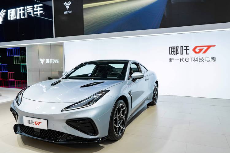 广州331哪吒汽车在智能汽车领域的表现，领途汽车在新能源汽车市场中的影响力